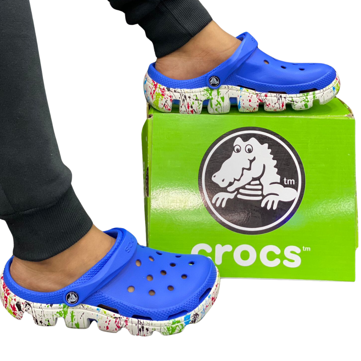 Comprar Crocs Tractor Chispas Hombre: Comodidad y Estilo Robusto. ¿Estás buscando comprar Crocs Tractor Chispas Hombre? En Onlineshoppingcenterg encontrarás el calzado perfecto que combina comodidad, resistencia y un diseño único. En este artículo te explicamos todo lo que necesitas saber sobre los Crocs Tractor, desde sus características hasta cómo elegir el modelo ideal para ti.  ¿Por qué elegir Crocs Tractor Chispas para hombre? Los Crocs Tractor Chispas Hombre son una opción versátil para quienes buscan un calzado robusto y cómodo. Su diseño único con detalles llamativos como las "chispas" destaca por su originalidad, mientras que la tecnología de Crocs garantiza confort en cada paso.  Características principales de los Crocs Tractor Durabilidad excepcional: Fabricados con materiales resistentes que soportan el uso diario y las actividades más exigentes. Diseño moderno y funcional: Los detalles tipo "tractor" y su estilo único los hacen ideales para quienes buscan destacar. Comodidad garantizada: Cuentan con plantillas moldeadas que se adaptan perfectamente al pie. Variedad de colores: Disponibles en opciones como Crocs Tractor negras y camufladas. En Onlineshoppingcenterg, te ofrecemos una amplia selección para comprar Crocs Tractor Chispas Hombre en todos los colores y tallas que necesitas.  Colores populares de Crocs Tractor Crocs Tractor negras Las Crocs Tractor negras son perfectas si buscas un estilo clásico y versátil. Este color combina con cualquier atuendo, ideal tanto para uso diario como para actividades al aire libre.  Crocs Tractor camufladas Si prefieres un diseño más atrevido y original, las Crocs Tractor camufladas son una excelente opción. Su estilo rústico es perfecto para quienes aman la aventura y la naturaleza.  ¿Existen Crocs Tractor mujer? Aunque este artículo se centra en los modelos para hombres, también hay opciones similares para mujeres. Si estás interesado, en Onlineshoppingcenterg podrás explorar alternativas para toda la familia.